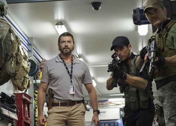 Рецензия к фильму "Робот по имени Чаппи" (2015). «Чаппи – крутейший пацан и тертый калач в Йоханнесбурге, сразаднец»