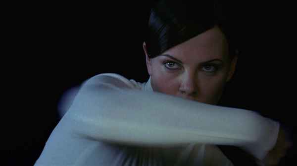 Рецензия к фильму "Эон Флакс" (2005). Лучше выколоть себе глаза и выдавить ушные баpaбаны.