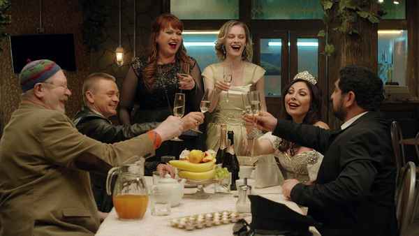 Сериал "Две дeвицы на мели" 2019: актеры и роли, сколько серий