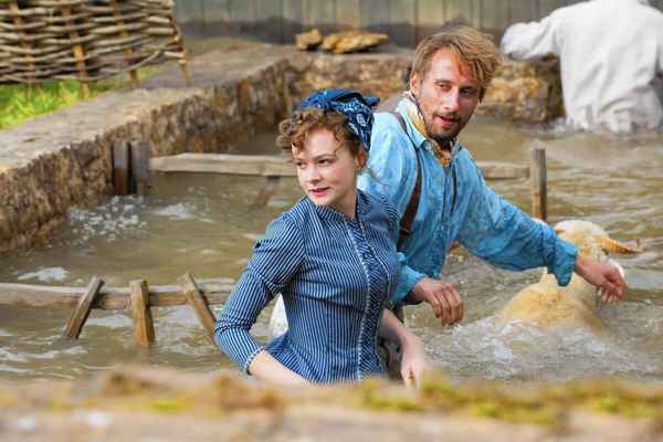 Рецензия к фильму "Вдали от обезумевшей толпы" (2015). Любовь верхом на лошади