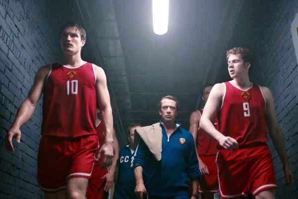 Движение вверх: отзывы участников событий и кинокритиков