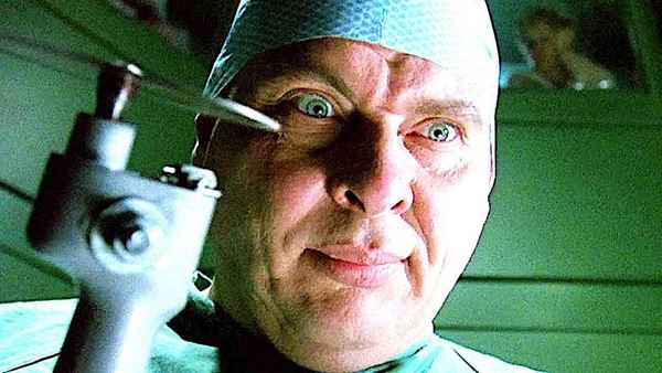 Рецензия к фильму "Хихикающий доктор" (1992). Боль врача ищет