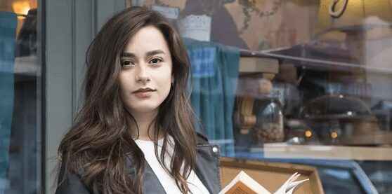 Актриса сериала "Чукур" Эдже Яшар участвует в благотворительной акции