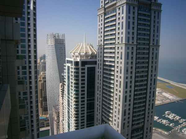 Рецензия к фильму "Выкрутасы" (2010). Небоскрёбы, небоскрёбы, а он маленький такой...