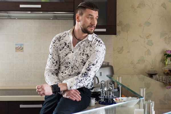 Фильмы с Александром Устюговым в главной роли: сериалы (список)