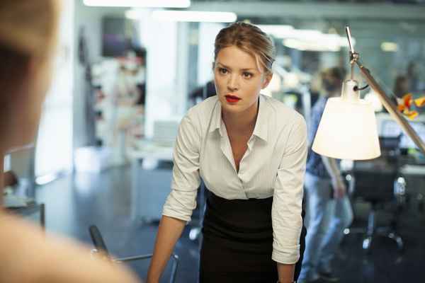 Рецензия к фильму "Притворись моим парнем" (2013). Инструкция для «железных леди», делающих карьеру