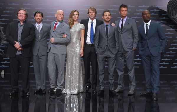 Рецензия к фильму "Tрaнcформеры 3: Темная сторона Луны" (2011). Железная Красота